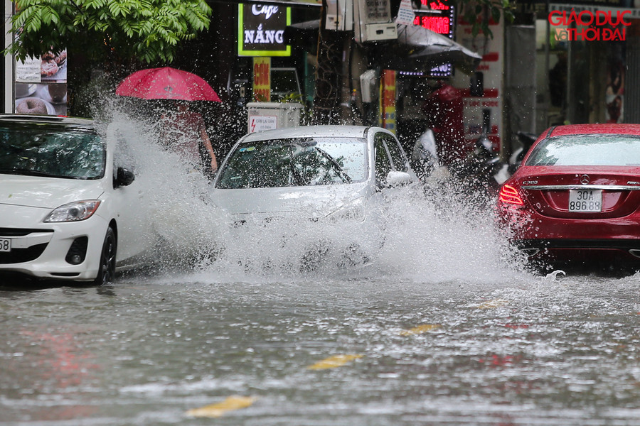 Tại phố Vương Thừa Vũ nước ngập sâu khoảng 40-50cm, nơi đây cũng là điểm rất dễ ngập của Tp Hà Nội