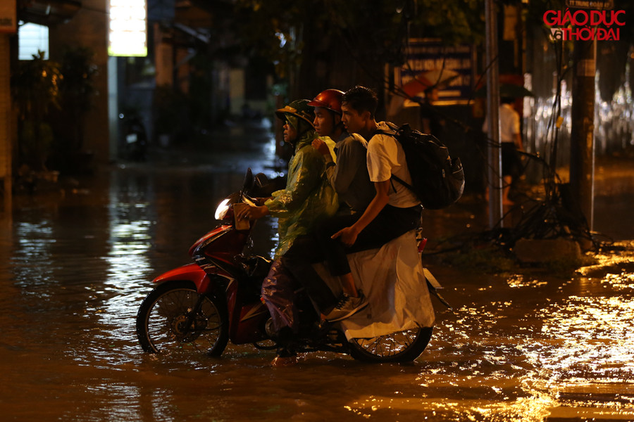 Tại tuyến đường Tố Hữu nước ngập tại nhiều điểm gây khó khăn cho đi lại