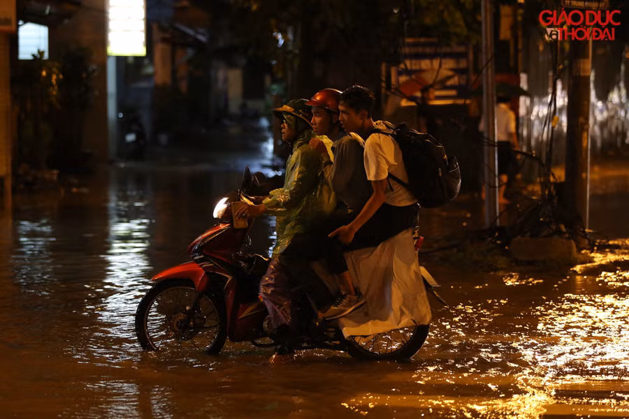 Tại tuyến đường Tố Hữu nước ngập tại nhiều điểm gây khó khăn cho đi lại