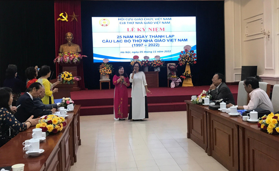 Tiết mục văn nghệ của các hội viên tại lễ kỷ niệm 25 năm thành lập câu lạc bộ Thơ Nhà giáo Việt Nam.