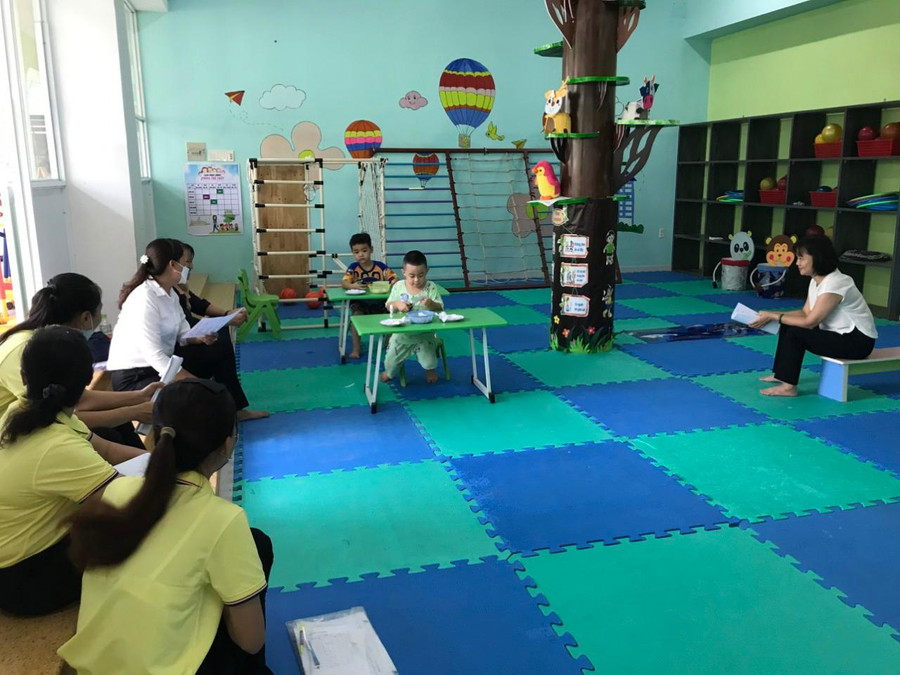 Các chuyên gia ghi nhận thực tế tại các cơ sở GDMN tại Tiền Giang.