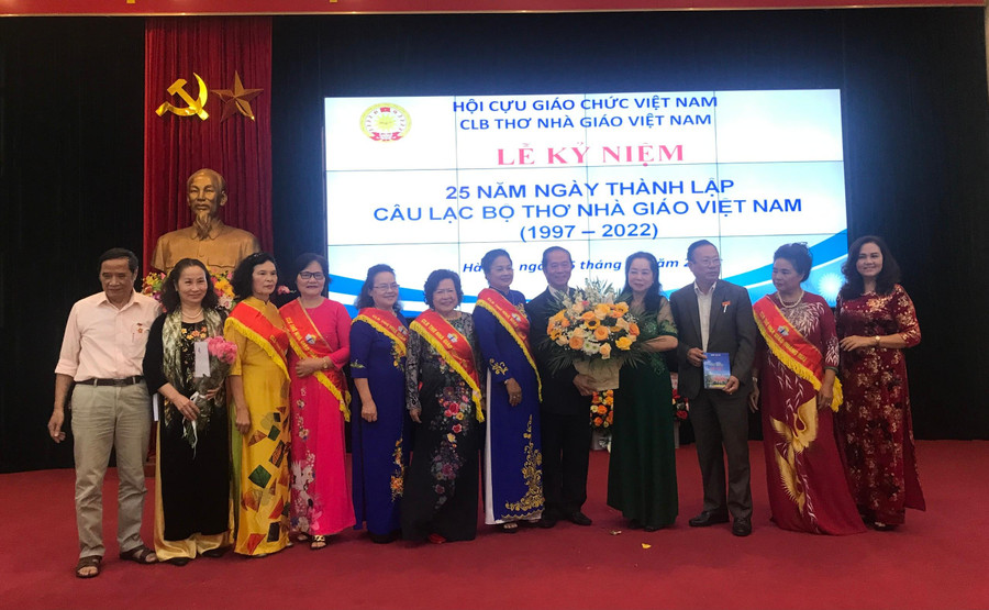 Các hội viên thơ tại lễ kỷ niệm 25 năm thành lập câu lạc bộ Thơ Nhà giáo Việt Nam.