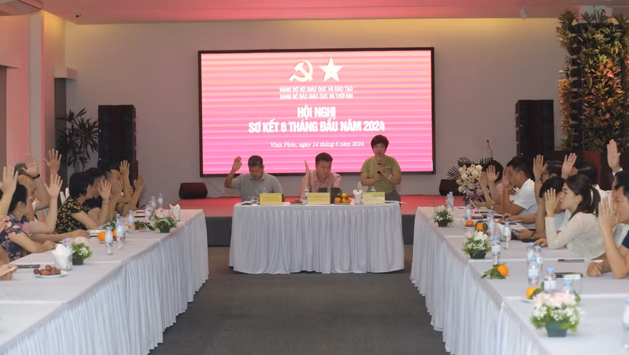 Hội nghị biểu quyết thông qua một số nội dung quan trọng.