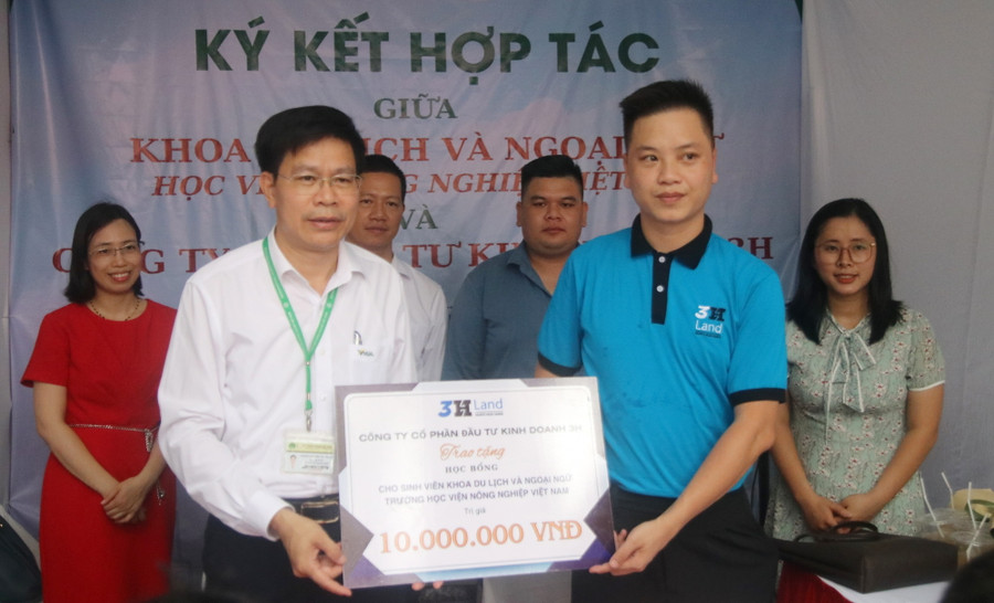 Tại Ngày hội, nhiều đơn vị của Học viện Nông nghiệp đã ký kết hợp tác với doanh nghiệp; trong đó có Khoa Du lịch và Ngoại ngữ.