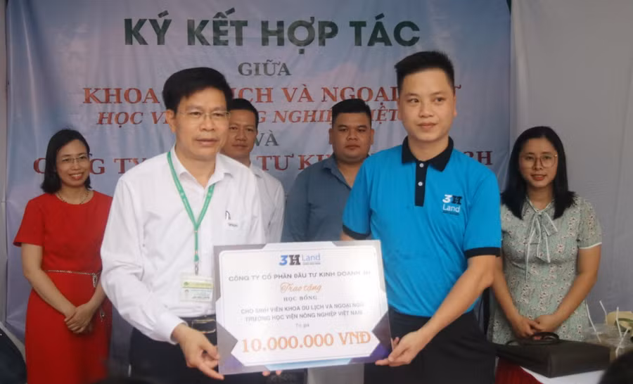 Tại Ngày hội, nhiều đơn vị của Học viện Nông nghiệp đã ký kết hợp tác với doanh nghiệp; trong đó có Khoa Du lịch và Ngoại ngữ.