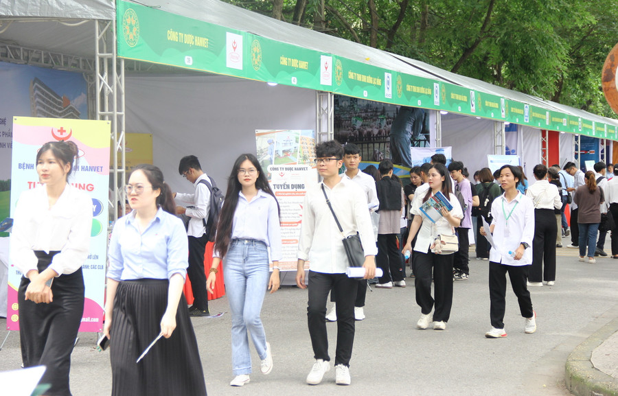 Đông đảo sinh viên Học viện Nông nghiệp Việt Nam tham gia Ngày hội việc làm và kết nối doanh nghiệp 2024.