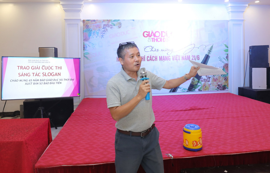 Nhà báo Nguyễn Đức Tuân - Phó Tổng biên tập Báo Giáo dục và Thời đại công bố kết quả cuộc thi. Nhà báo Nguyễn Đức Tuân - Phó Tổng biên tập Báo Giáo dục và Thời đại công bố kết quả cuộc thi.