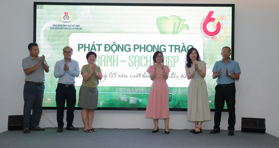 Lãnh đạo Báo Giáo dục & Thời đại, Chủ tịch Công đoàn và đại diện các phòng, ban thực hiện nghi thức phát động phong trào. Lãnh đạo Báo Giáo dục & Thời đại, Chủ tịch Công đoàn và đại diện các phòng, ban thực hiện nghi thức phát động phong trào.