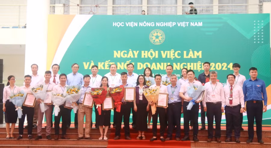 Lãnh đạo Học viện Nông nghiệp Việt Nam chụp ảnh lưu niệm với các doanh nghiệp tham gia Ngày hội việc làm và kết nối doanh nghiệp năm 2024. Ảnh: Minh Ngọc.