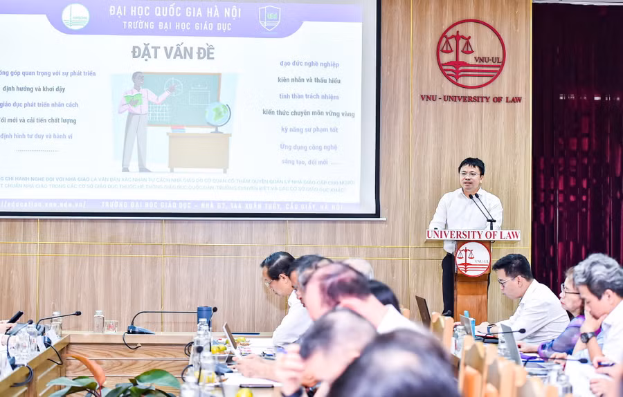 PGS.TS Lê Thái Hưng – Phó Hiệu trưởng Trường ĐH Giáo dục (ĐH Quốc gia Hà Nội) báo cáo tại Hội thảo Khoa học và lý luận thực tiễn về chứng chỉ hành nghề và đạo đức nhà giáo. Ảnh: Trần Hiệp.