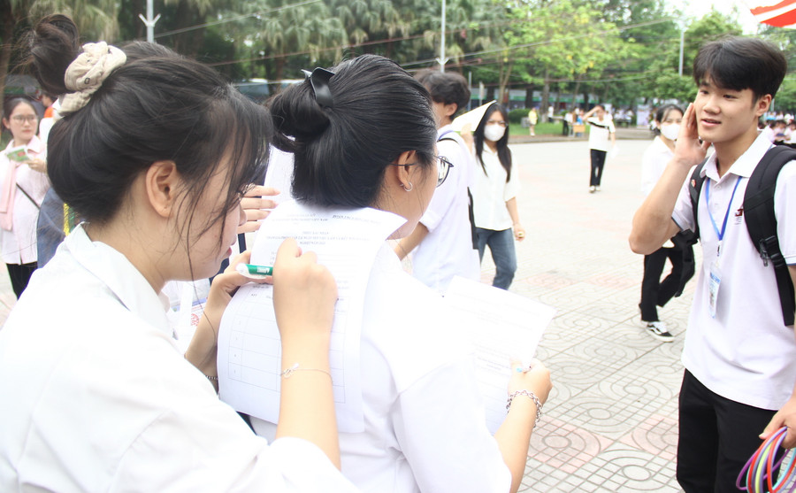 Các sinh viên &quot;mượn lưng&quot; của nhau để kê khai thông tin nhằm ứng tuyển với doanh nghiệp.