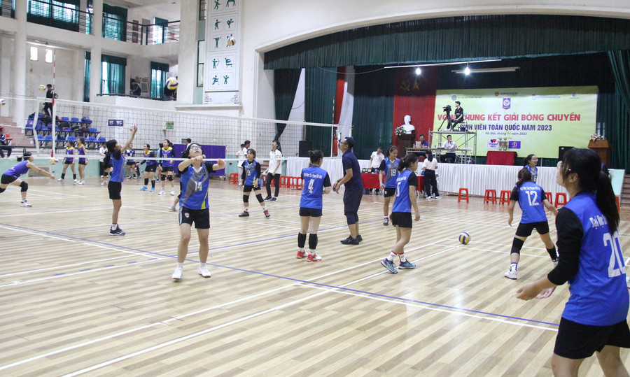 Các vận động viên khởi động, sẵn sàng bước vào trận đấu. Các vận động viên khởi động, sẵn sàng bước vào trận đấu.