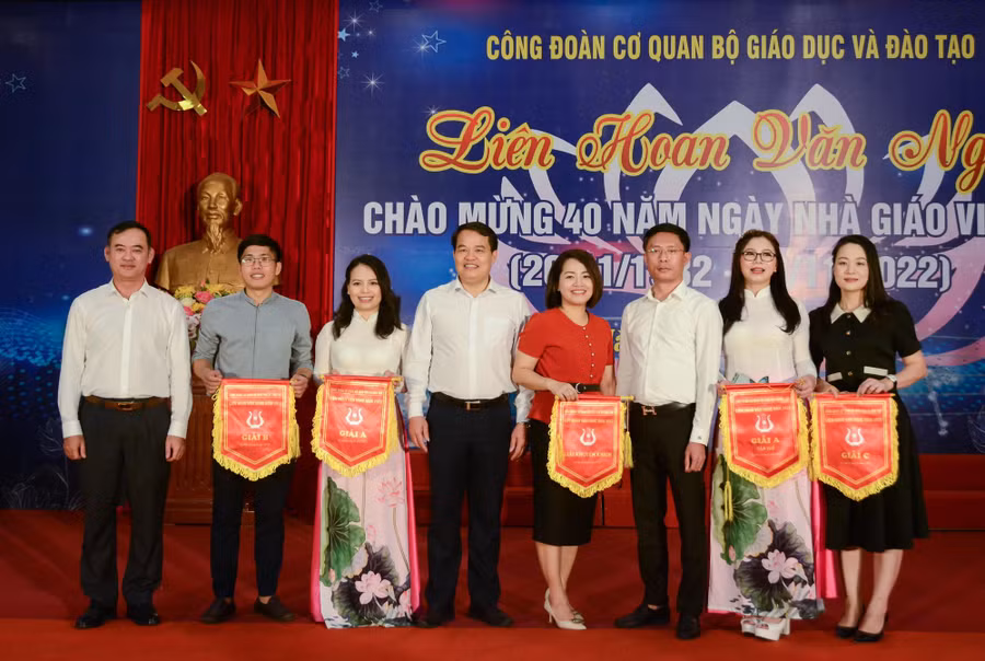 Niềm vui nhân đôi khi được nhận giải.