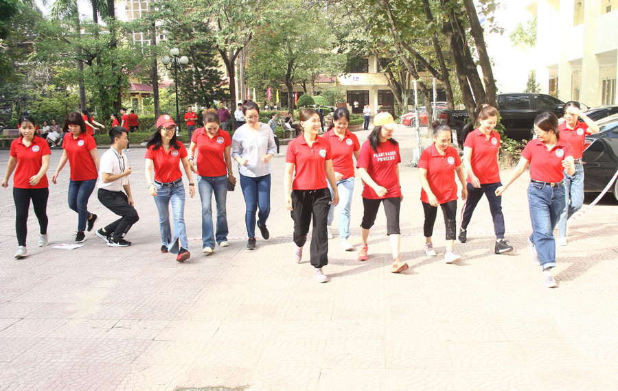 Các nữ vận động viên tham gia thi ở nội dung đi bộ.