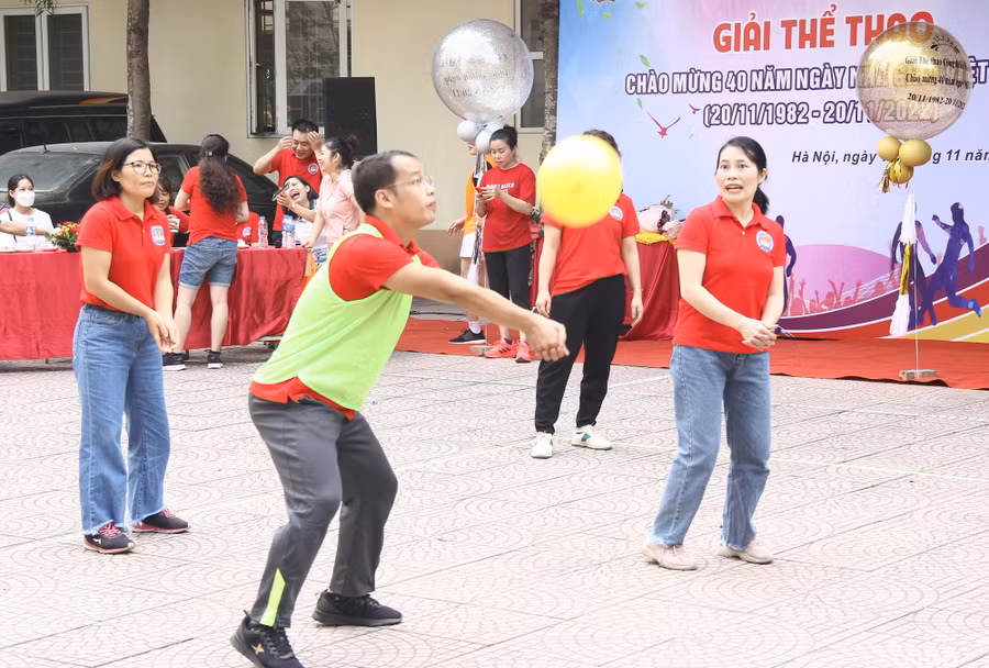 Khán giả mãn nhãn với khả năng đánh bóng của các nhà giáo.