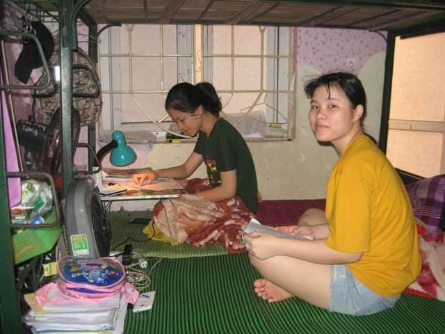 Hoàng Thị Sen và Nông Thị Hải Yến ôn lại kiến thức cho bài thi tổ hợp Khoa học xã hội. Hoàng Thị Sen và Nông Thị Hải Yến ôn lại kiến thức cho bài thi tổ hợp Khoa học xã hội.