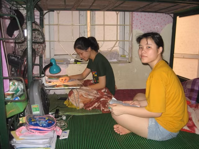 Hoàng Thị Sen và Nông Thị Hải Yến ôn lại kiến thức cho bài thi tổ hợp Khoa học xã hội.