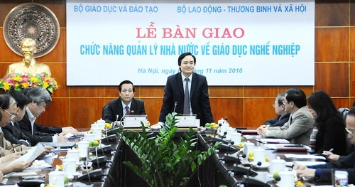 Bộ trưởng Bộ GD&ĐT Phùng Xuân Nhạ phát biểu tại lễ bàn giao