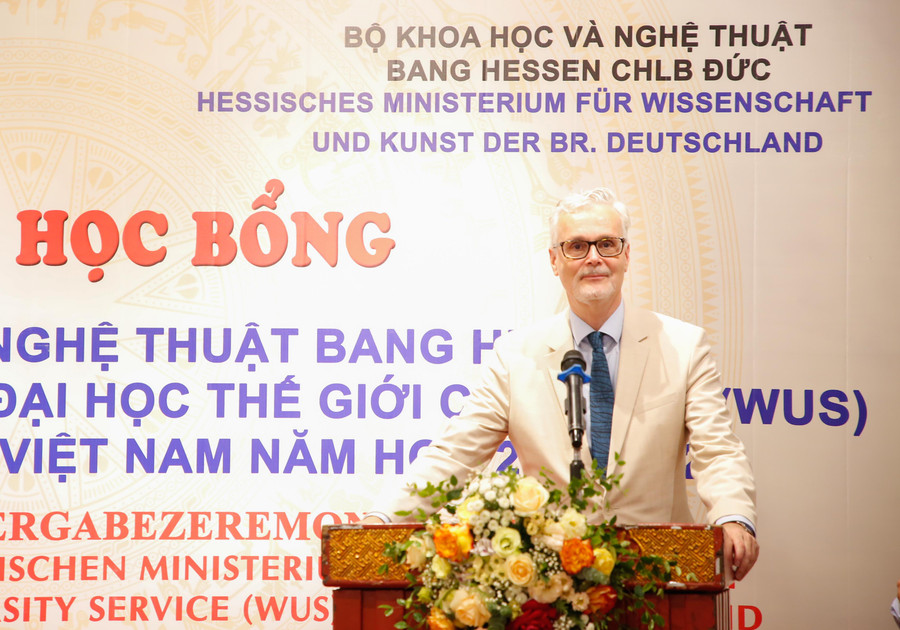 TS. Guido Hildner: Học bổng là động lực, sự khích lệ các sinh viên trên con đường học tập và phát triển sự nghiệp sau này. TS. Guido Hildner: Học bổng là động lực, sự khích lệ các sinh viên trên con đường học tập và phát triển sự nghiệp sau này.