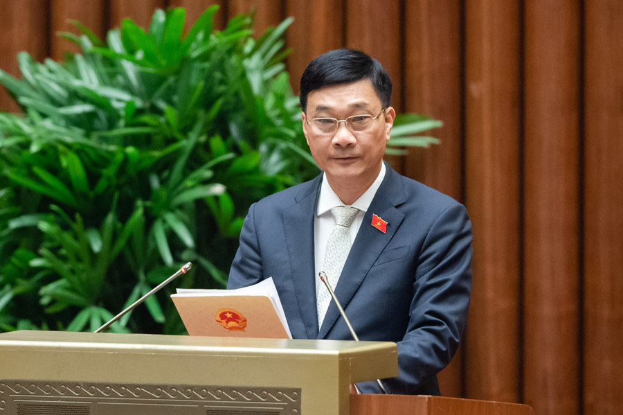 Chủ nhiệm Ủy ban Kinh tế của Quốc hội Vũ Hồng Thanh báo cáo tại phiên khai mạc Kỳ họp thứ 5, Quốc hội khóa XV. Chủ nhiệm Ủy ban Kinh tế của Quốc hội Vũ Hồng Thanh báo cáo tại phiên khai mạc Kỳ họp thứ 5, Quốc hội khóa XV.