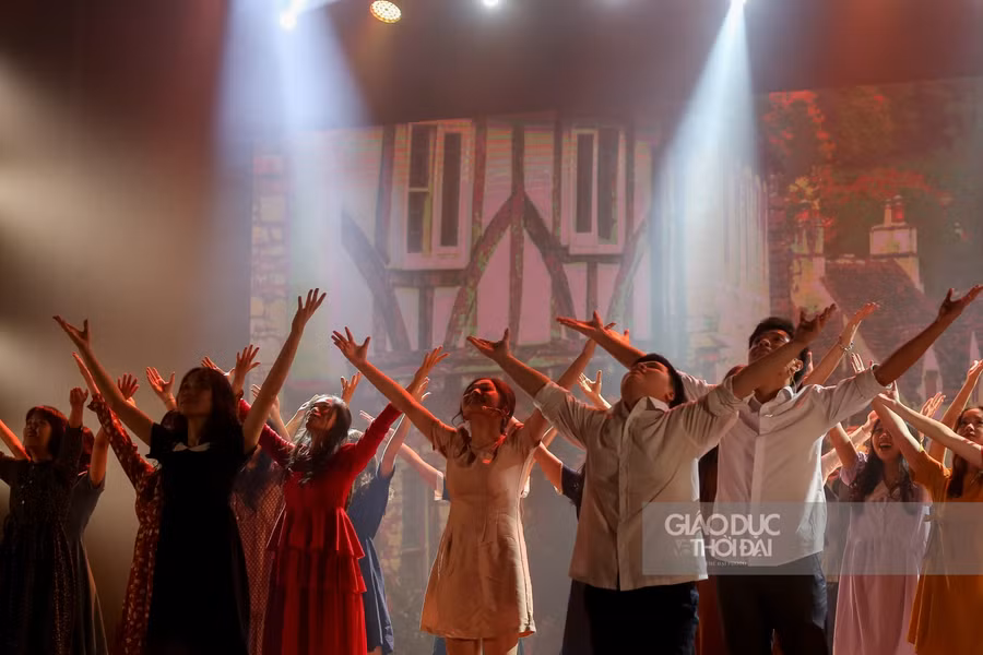 Vở kịch muốn truyền tải thông điệp: "Danh tiếng, phù hoa là gì khi ta không được sẻ chia nó với những người thân yêu nhất? Đừng để cuộc sống chỉ là một giấc mộng hư ảo thật dài".