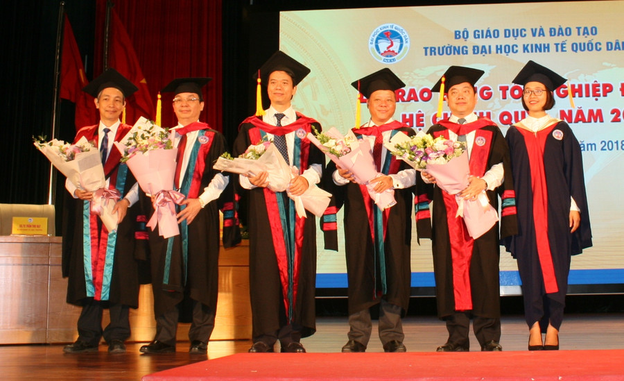 Đại diện tân cử nhân tặng hoa lãnh đạo nhà trường