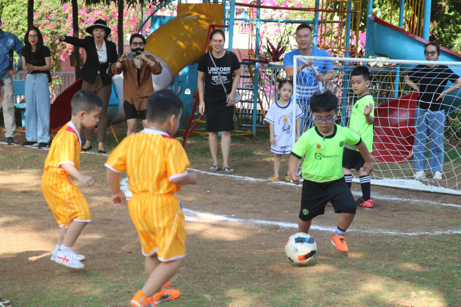 Tận dụng không gian trường học tạo sân chơi bổ ích cho trẻ rèn luyện thể lực (ảnh: TT). Tận dụng không gian trường học tạo sân chơi bổ ích cho trẻ rèn luyện thể lực (ảnh: TT).