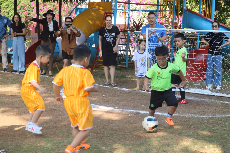 Tận dụng không gian trường học tạo sân chơi bổ ích cho trẻ rèn luyện thể lực (ảnh: TT).