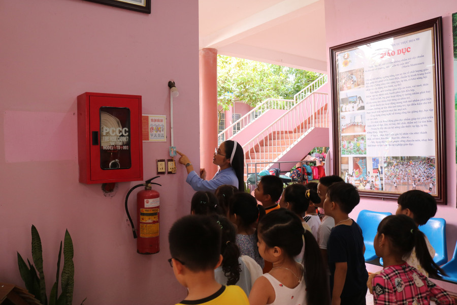 Sự nguy hiểm khi tiếp xúc với nguồn điện được giáo viên mầm non quan tâm, hướng dẫn trực quan cho trẻ (ảnh: TT). Sự nguy hiểm khi tiếp xúc với nguồn điện được giáo viên mầm non quan tâm, hướng dẫn trực quan cho trẻ (ảnh: TT).