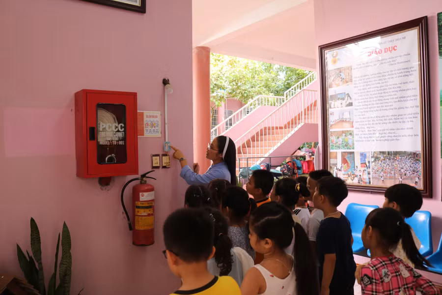 Sự nguy hiểm khi tiếp xúc với nguồn điện được giáo viên mầm non quan tâm, hướng dẫn trực quan cho trẻ (ảnh: TT).