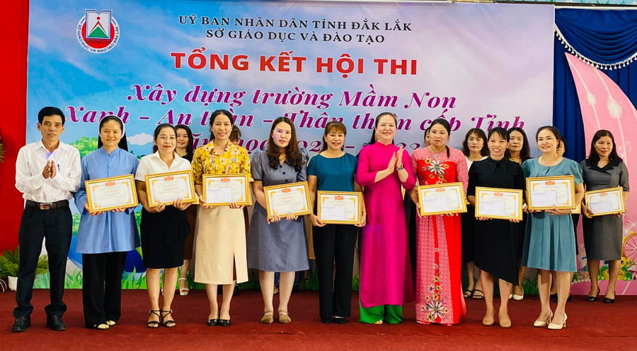 Ban tổ chức trao giải A cho các đơn vị xuất sắc tại Hội thi (ảnh: TT). Ban tổ chức trao giải A cho các đơn vị xuất sắc tại Hội thi (ảnh: TT).