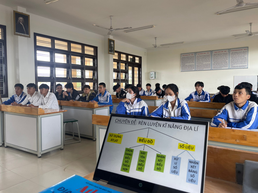 Trường THPT Hướng Hóa thực hiện chia nhóm lớp để bổ sung kiến thức cho học sinh. (Ảnh: Hoa Lộc). Trường THPT Hướng Hóa thực hiện chia nhóm lớp để bổ sung kiến thức cho học sinh. (Ảnh: Hoa Lộc).