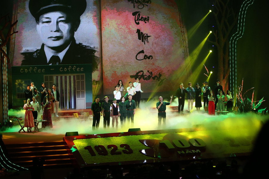 Là Tư lệnh Bộ đội Trường Sơn, Trung tướng Đồng Sỹ Nguyên đã có nhiều quyết định sáng tạo, phát huy hiệu quả đường Trường Sơn.