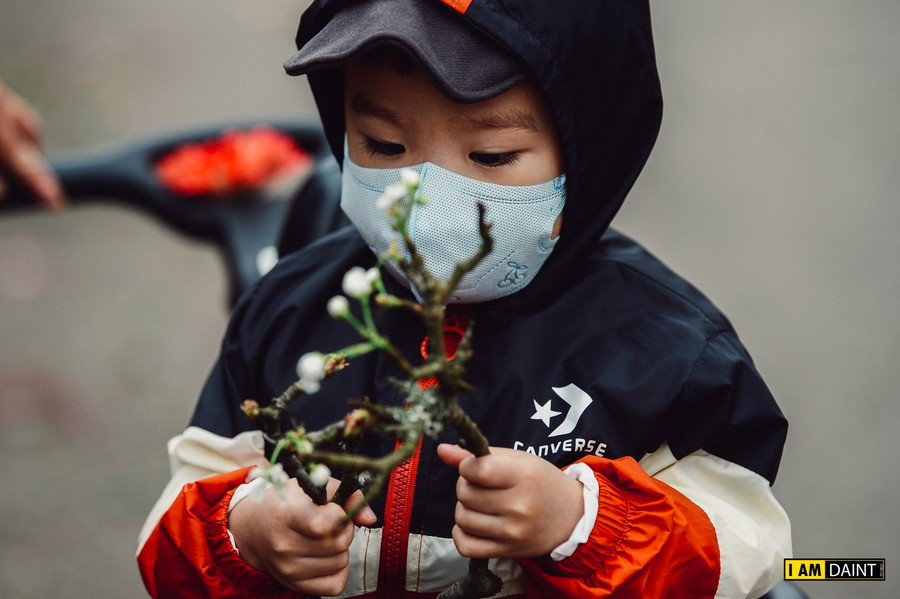 Năm nay lượng khách đến ít hơn nhiều so với những năm trước.