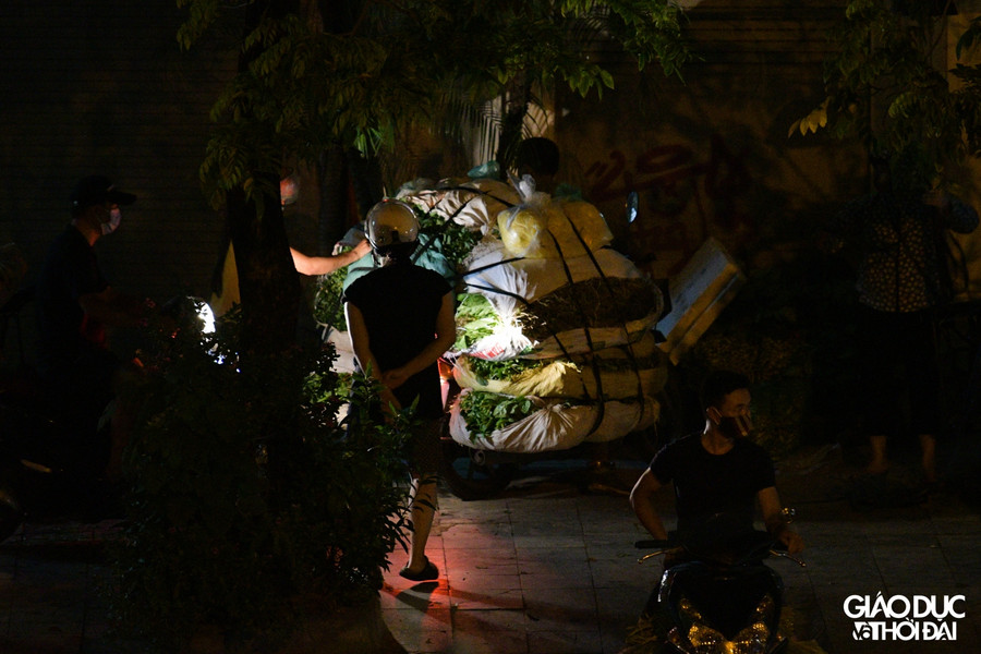 Phong tỏa chợ Long Biên, tiểu thương "xuống hàng" buôn bán ngoài đường cả đêm ảnh 5