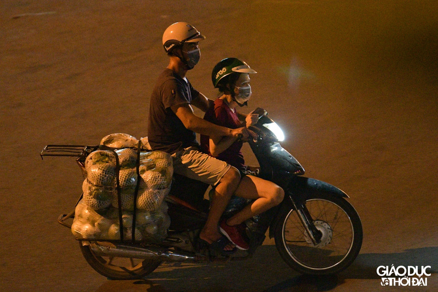 Một tiểu thương cho biết, do chợ Long Biên bị phong tỏa không vào trong được nên phải mua bán ngay trên mặt đường, nhưng đây là bất đắc dĩ, rất mong cơ quan chức năng có phương án để thuận tiện và an toàn cho người mua và bán trong thời gian giãn cách.