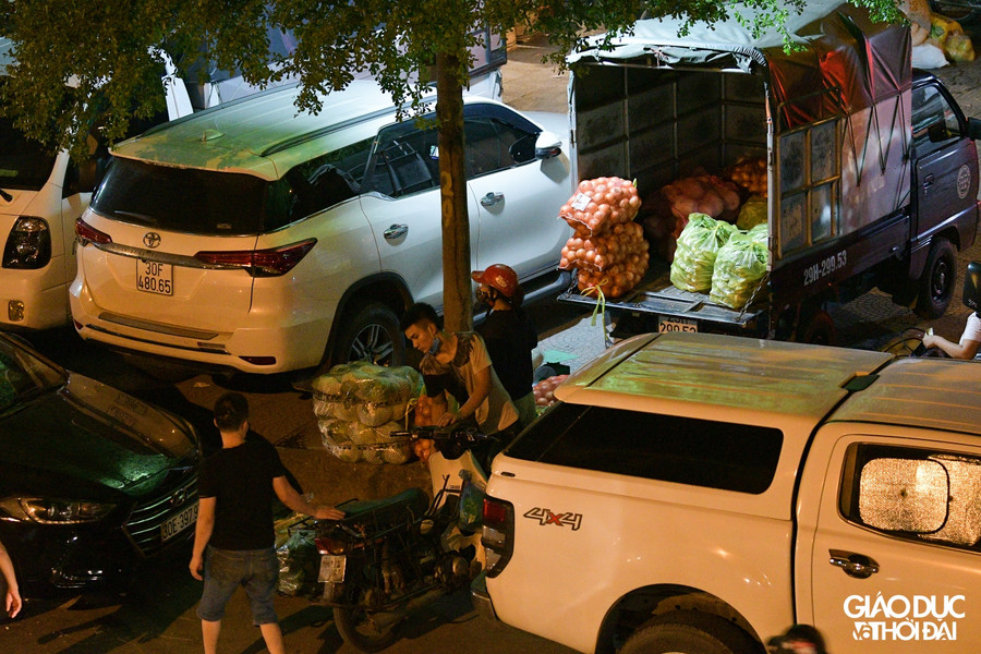 Rất đông tiểu thương có mặt tại khu vực ngoài đường Yên Phụ trao đổi mua bán.