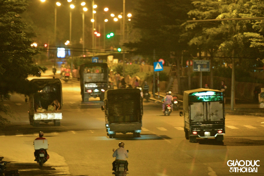 Khi phát hiện thấy xe của lực lượng chức năng, nhiều xe tải đã di chuyển ra nơi khác.