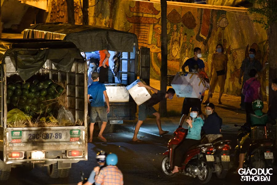 Nhiều xe hàng không vào được, nhiều tiểu thương đã “xuống hàng” buôn bán ngay giữa lòng đường.