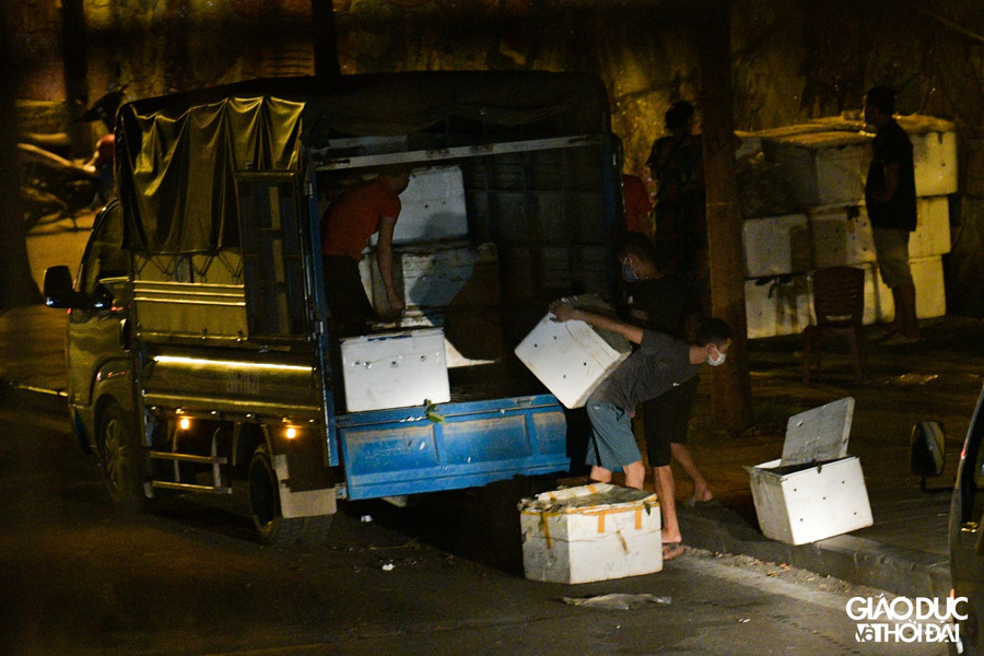 Nhiều xe hàng bán buôn tìm chỗ đỗ ngay dưới lòng đường, ngay sau đó những người bốc vác đã có mặt để vận chuyển những mặt hàng trên xe xuống.