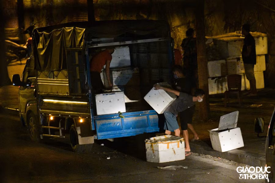 Nhiều xe hàng bán buôn tìm chỗ đỗ ngay dưới lòng đường, ngay sau đó những người bốc vác đã có mặt để vận chuyển những mặt hàng trên xe xuống.