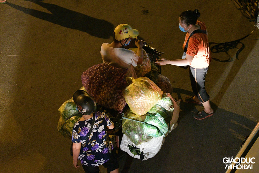 Những xe máy chở hàng cồng kềnh như thế này đã không còn xa lạ với những người buôn bán tại đây.