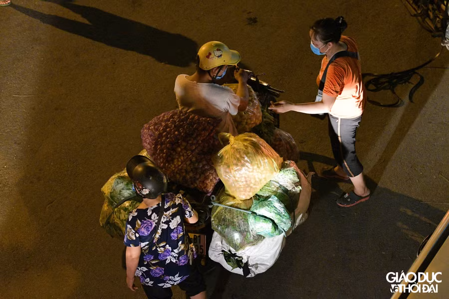 Những xe máy chở hàng cồng kềnh như thế này đã không còn xa lạ với những người buôn bán tại đây.