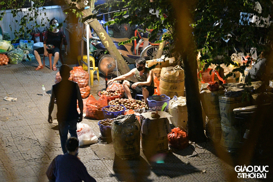 Vào khoảng 22h, tại chợ Long Biên những mặt hàng thường thấy vẫn được bày bán tại nhiều địa điểm.