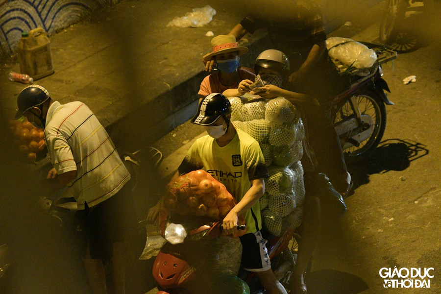 Phong tỏa chợ Long Biên, tiểu thương "xuống hàng" buôn bán ngoài đường cả đêm ảnh 11