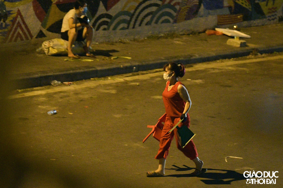 Phong tỏa chợ Long Biên, tiểu thương "xuống hàng" buôn bán ngoài đường cả đêm ảnh 8