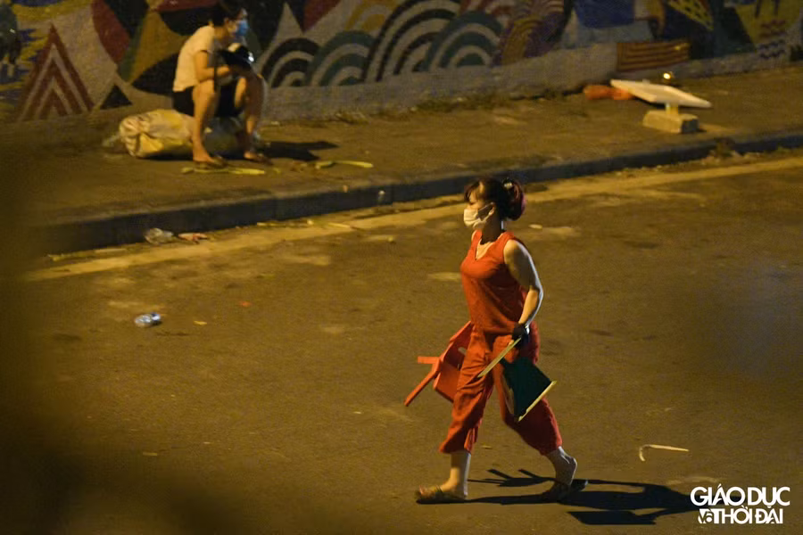 Phong tỏa chợ Long Biên, tiểu thương "xuống hàng" buôn bán ngoài đường cả đêm ảnh 8