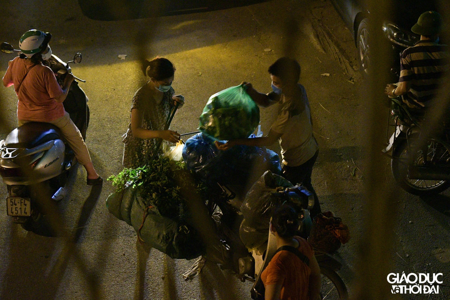 Phong tỏa chợ Long Biên, tiểu thương "xuống hàng" buôn bán ngoài đường cả đêm ảnh 10