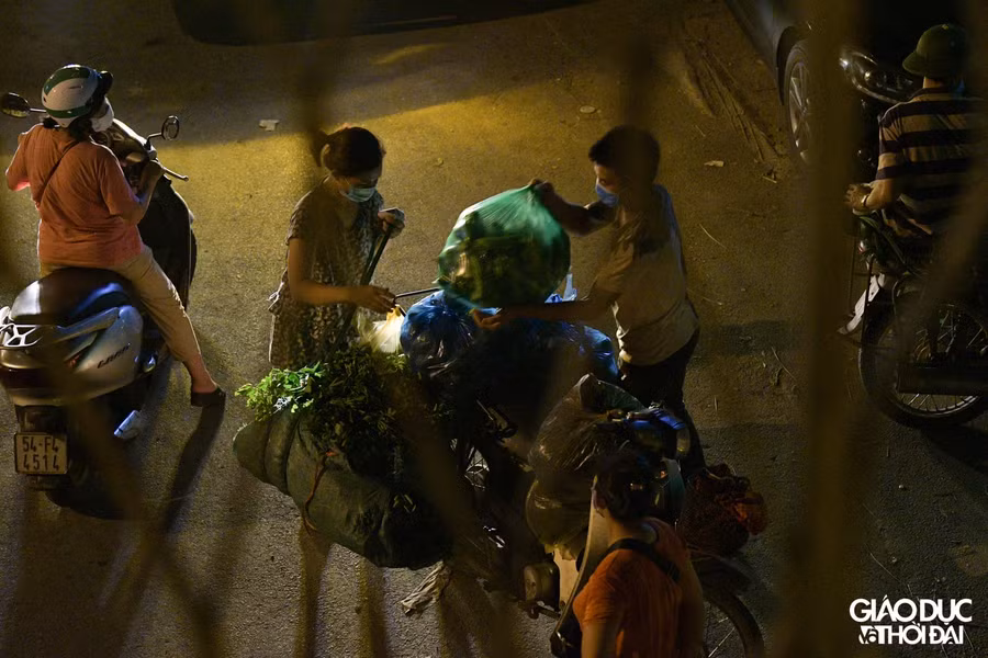 Phong tỏa chợ Long Biên, tiểu thương "xuống hàng" buôn bán ngoài đường cả đêm ảnh 10