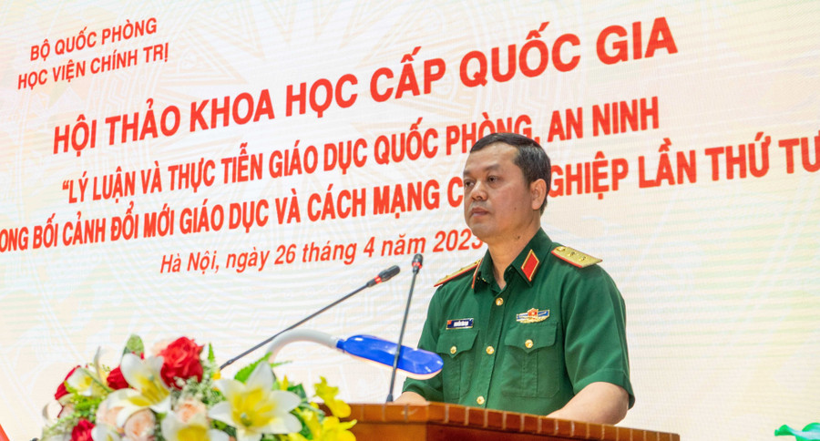 Trung tướng Nguyễn Văn Bạo, Giám đốc Học viện Chính trị, Bộ Quốc phòng phát biểu tại Hội thảo.